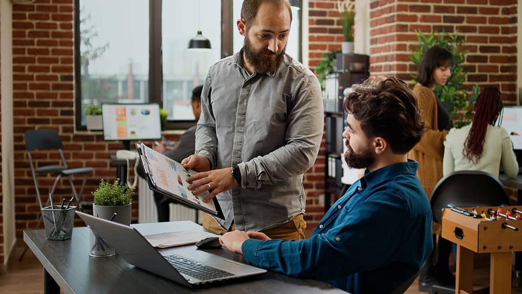 IT consultants brainstorming together at a desk